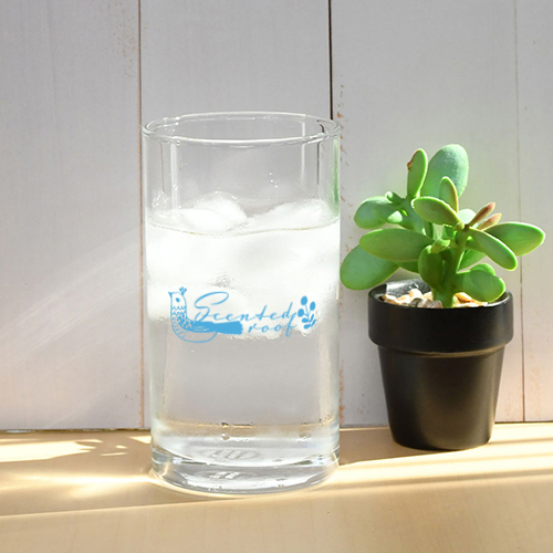 氷入りの飲み物を入れたロゴ入りグラスのイメージ