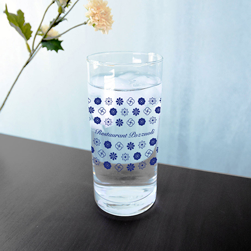 氷入りの飲み物を入れたロゴ入りグラスのイメージ