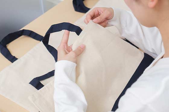 掲載前商品をスタッフが審査しているイメージ